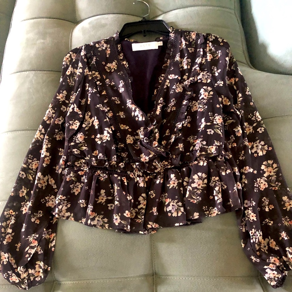 Sheer super cute floral top 🌺